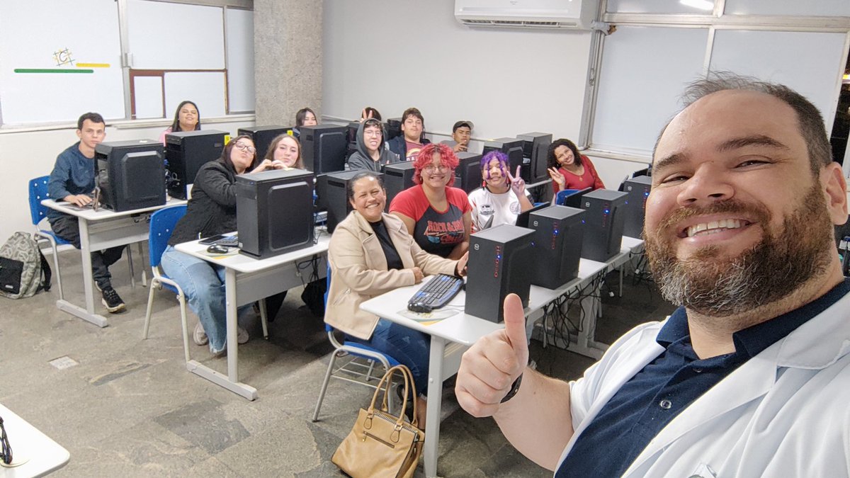 profedlin's tweet photo. Alunos de #adm #aac da turma #23AAC05 do @cebracjoinville #cebrac na aula de #twitter https://t.co/ALqV4JUjEs