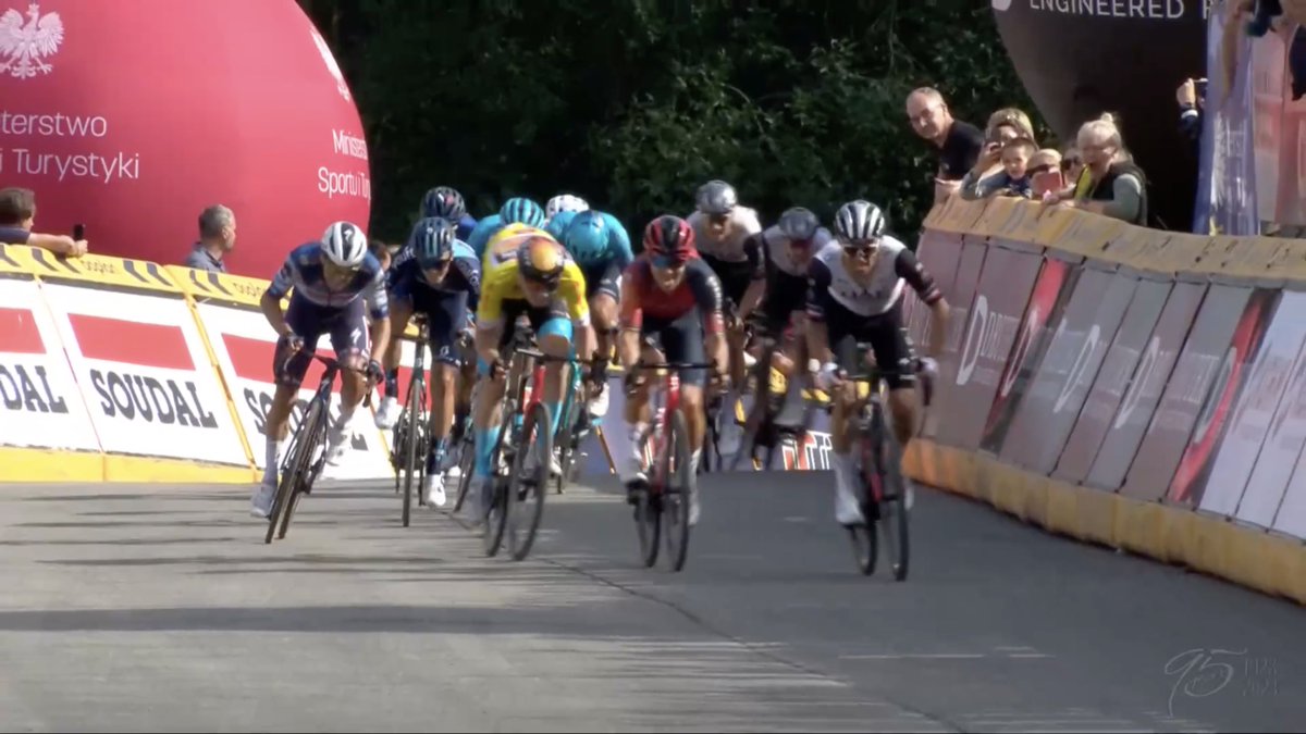 jpbuhot's tweet photo. #TourdePologne2023, 3e étape, **/***** - Après une procession musclée vers la bosse finale, @majkaformal coiffe sur la ligne le maillot jaune, @matmohoric, et @Michal_Officiel qui a pensé un moment avoir été gêné… https://t.co/aqtbNJO0XJ