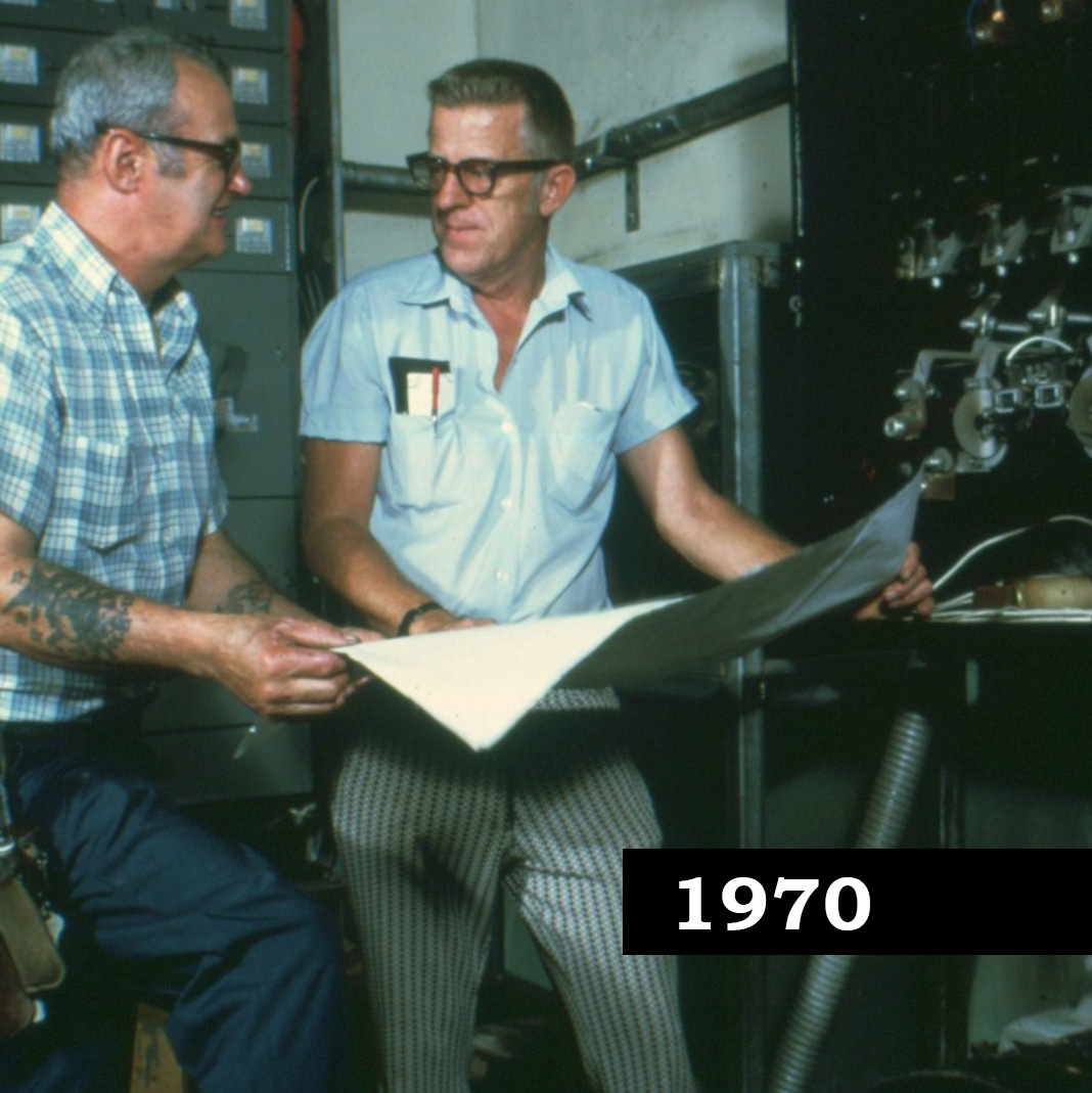 OHMuseum's tweet photo. Back in the 1970's, this was the best way to get the AO news. Fortunately today - it comes straight to you via email. Sign up to our Digital Newsletters and hear all the latest museum updates, direct to you. If only somebody told these AO factory workers!
https://t.co/ziiZsuGRxJ https://t.co/skzsRFvSzH