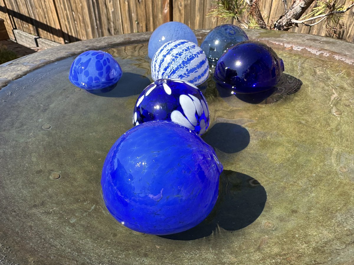 avalonglass's tweet photo. Cool colors, hot day. #glassfloats https://t.co/5bl4PoGUgn