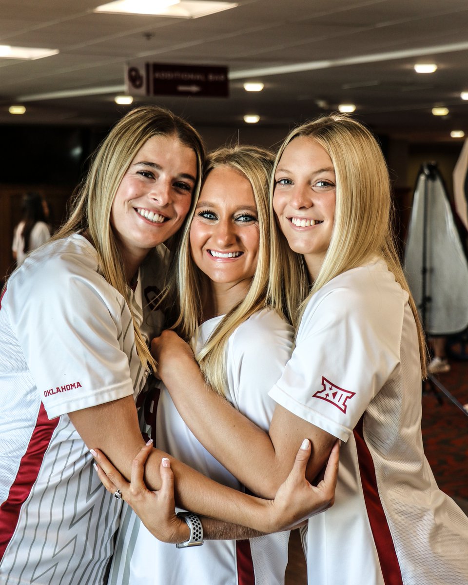 OU_WSoccer's tweet photo. And 𝙬𝙚'𝙧𝙚 𝙗𝙖𝙘𝙠 📸 

#BoomerSooner☝️⚽ https://t.co/QkbAsczR9q