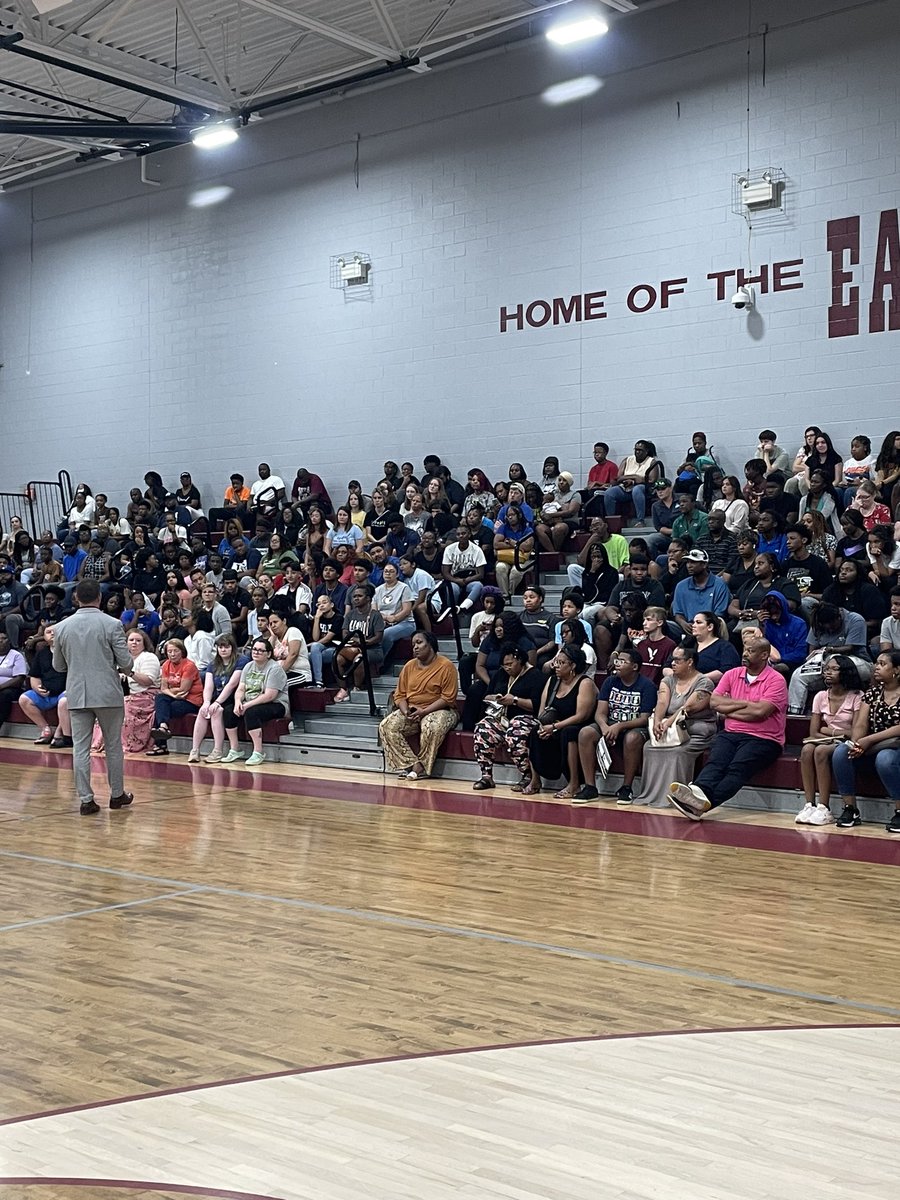 EaglesHLHS's tweet photo. Thanks to all the parents and family who came to freshman orientation. 

Special thanks to our cheerleaders for serving as greeters and tour guides. 

We can’t wait to get the year started! 
#famiHLy 🦅 https://t.co/xefeKpzL9W