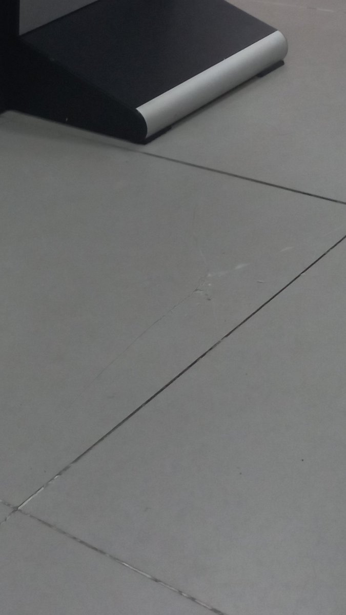 Bellako_98's tweet photo. A un man se le acaba de alterar la realidad y estalló una baldosa en el banco https://t.co/I0CbwlbgF4