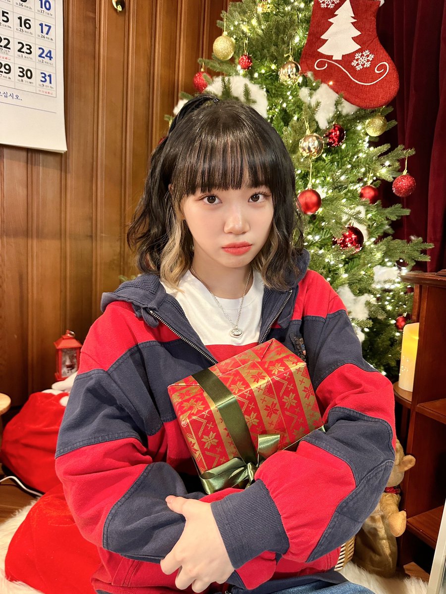 hourchaewon's tweet photo. HAPPY CHAEWON DAY &amp; NATIONAL GIRLFRIEND DAY 🎁 https://t.co/2jH75Ya6DD