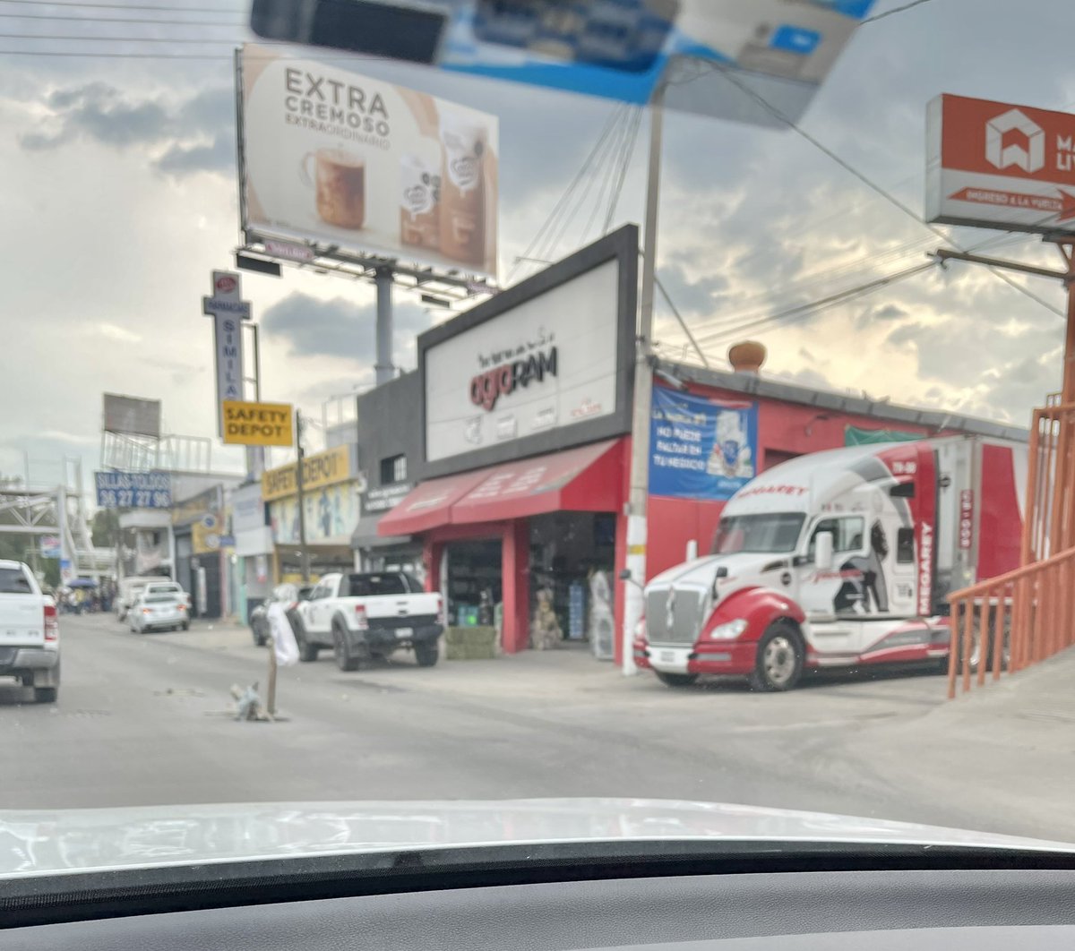 sofiaaguilarot's tweet photo. No puede ser que este registro en medio de #lopezmateos siga, como es posible que no hagan nada? Que peligroso y el tráfico que ocasiona @Trafico_ZMG @MovilidadZap @ZapopanGob https://t.co/Or15gQqObY