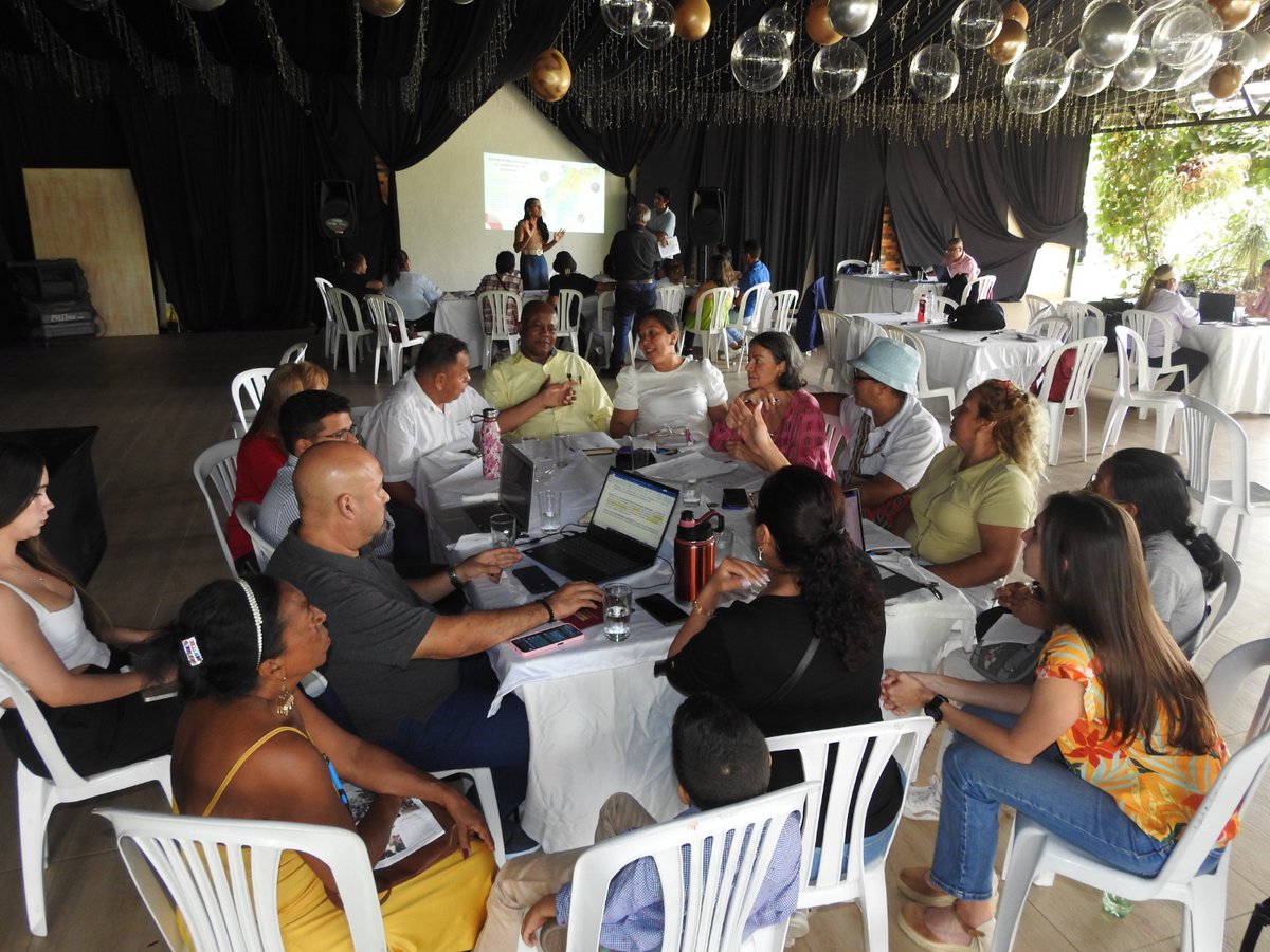 CarlosRojasPhD's tweet photo. Nos reunimos junto a la Federación de Juntas de Acción Comunal @Califedejac con el fin de retroalimentar el proceso hacía una #CaliDistritoEspecial.

Trabajamos en conjunto de forma muy proactiva por el bien~estar hacía la Cali del hoy y del futuro. https://t.co/tpYxnmQcQr