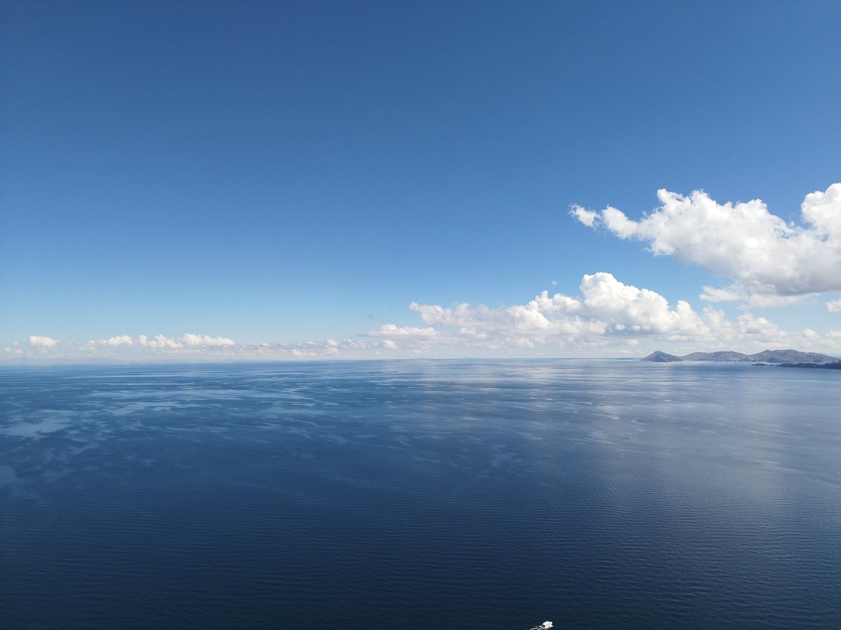maitepariente's tweet photo. Antes de empezar en serio con las cumbres de Bolivia me he dado un paseo por Copacabana, ciudad boliviana en el lago Titicaca situada a 3841 m. Un paraíso terrenal💫😊💪😉

A topeeeee con la vida 💋❤️ https://t.co/WXZ02xh2JR