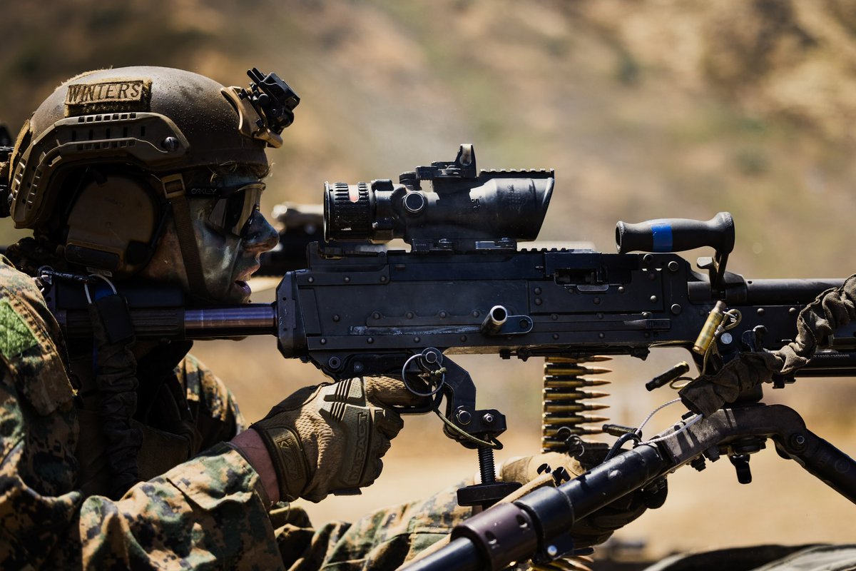 3d_Marine_Div's tweet image. Our #Marines with 3d Littoral Combat Team, 3d Marine Littoral Regiment, fire an M240B machine gun during a live-fire range at Marine Corps Base Hawaii, to increase the LCT Marines’ #proficiency with different weapons systems and improve combat readiness.