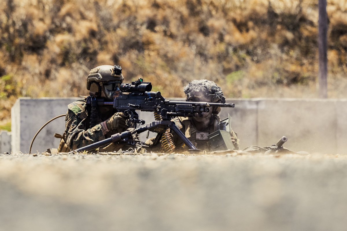 3d_Marine_Div's tweet image. Our #Marines with 3d Littoral Combat Team, 3d Marine Littoral Regiment, fire an M240B machine gun during a live-fire range at Marine Corps Base Hawaii, to increase the LCT Marines’ #proficiency with different weapons systems and improve combat readiness.