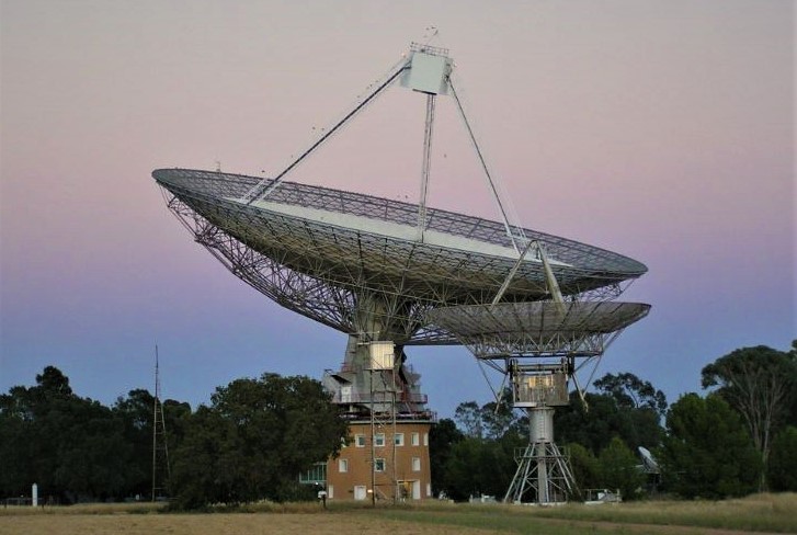 CSIRO_ATNF's tweet photo. #ATNFflashbackFriday In   2008 the first #ASKAP testbed sat 400m from our #Parkes radio telescope,   #Murriyang. The antenna design differed from the final #ASKAP antennas but it   provided a platform for future system development. More: https://t.co/7RnLCZL1tm
📷 https://t.co/nvF2NBVo0o