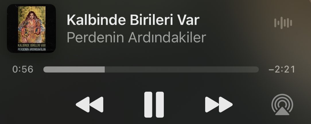 hak etmediğim kadar bekletilip ağladıktan sonra hak ettiğim gibi seviliyorum, geceleri daha erken uyuyorum, kendimi bir şeyler için suçlamıyorum, ölüm kokusu sinen saçlarımı da kendi rengim hariç bir renge boyamıyorum. büyüdüm ama bi şu şarkıyı içimden atamıyorum.