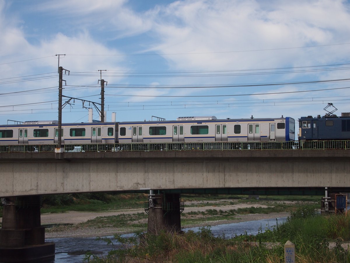 ma9375's tweet photo. 7月31日(月)
府中多摩川武蔵野線橋
横須賀総武快速線電車新車回送
E235系1000番台1126F
(都クラJ-26)編成/所属標記無し
EF64-1031牽引 15:00定刻通過
#E235系1000番台
#1126F
#鎌倉車両センター
#都クラ
#EF641000
#新車回送
#配給輸送
#武蔵野線
#横須賀線
#総武快速線
#多摩川河川敷
#7月最後 https://t.co/ceIsYPOtp6