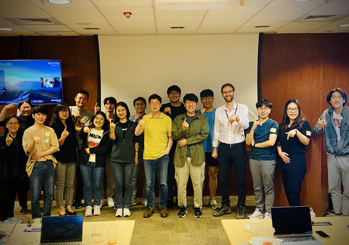 Just had an incredible experience with the bright minds at the Korean Ministry of Science's #Quantum Leadership Program. Their enthusiasm for #QuantumComputing is truly inspiring. 

Photo: future leaders expressing 'spin up and spin down' in the most creative way! 🚀🔬