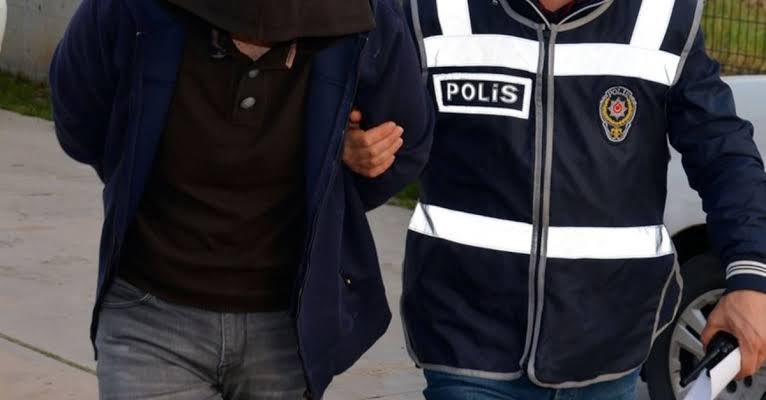 #korkunç
Erzincan'da emekli ve 4 çocuk babası olan Nadim Yeşil, evinin bahçesinde kafasına kürek ve sopayla vurularak öldürüldü.ceset otopsi için hastane morguna kaldırıldı. Olay yerindeki iki kız kardeş ise babalarının ölüm haberini alınca gözyaşlarına boğuldu.