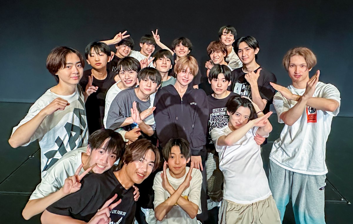 Old_HelloWorld's tweet image. The cast of #OneANOTHER celebrate opening night!

A new take on the 1993 Johnny's original production "ANOTHER," the second half features a live performance showcase including the Kansai Jr. new original song "KANSAI Summer!"

#LilKansai #Boysbe #AmBitious 
#JohnnysUpClose
