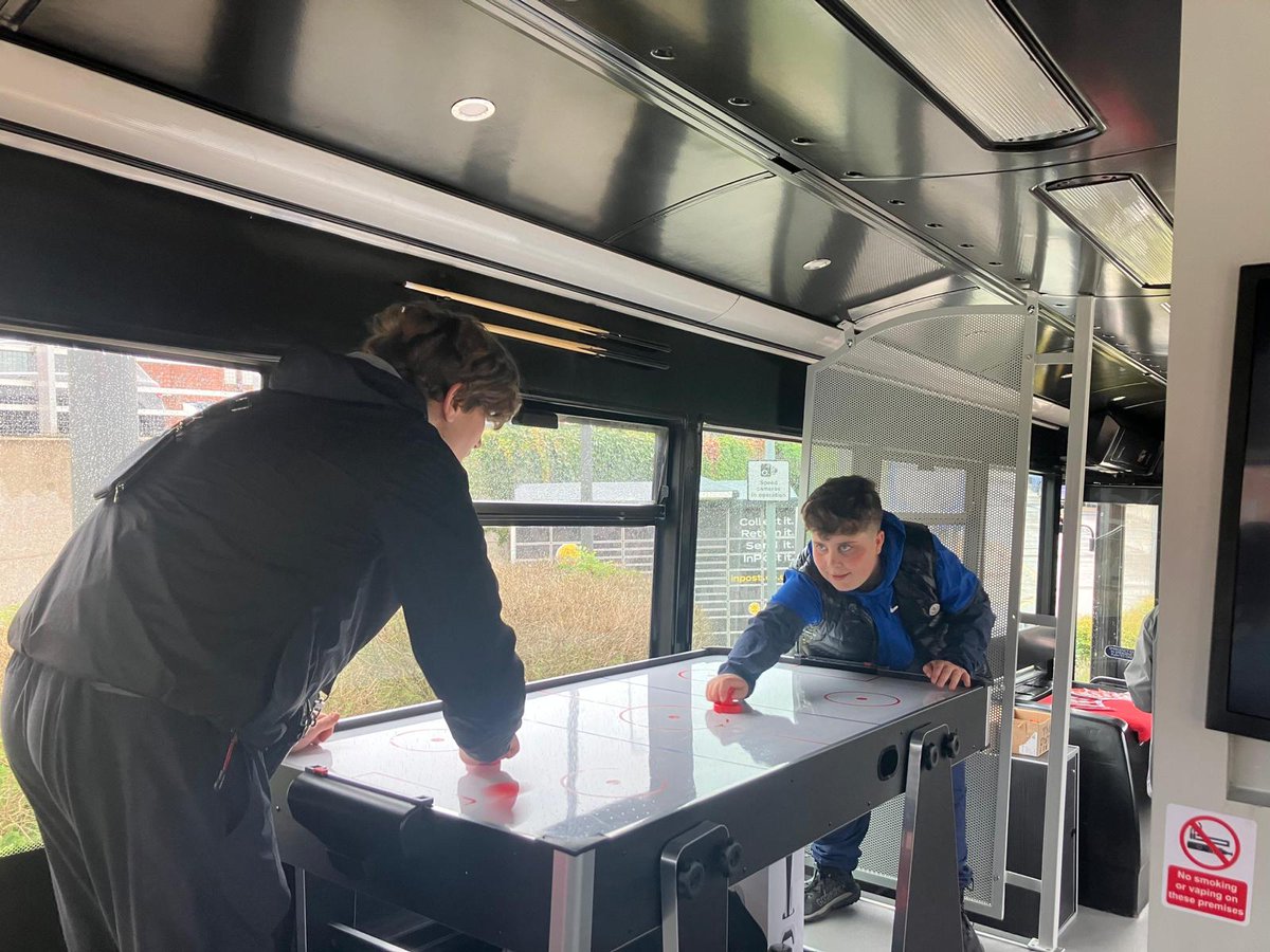 Foundation92's tweet image. The #F92 Mobile Youth Zone has been out in Rochdale!🚍

Young people from the local area came onboard to have a go at Virtual Reality gaming and Air Hockey! 🎮🏑

#TFGM | @OfficialTfGM | @gmpolice