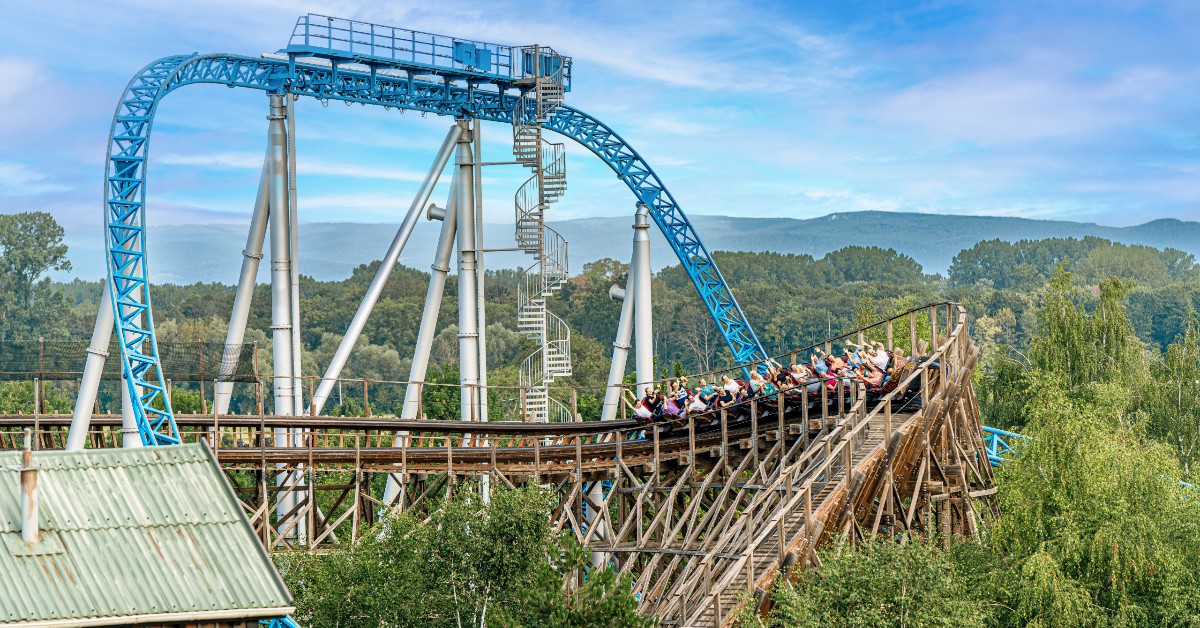 europa_park's tweet image. Du suchst den ultimativen Geschwindigkeitsrausch? 💨 Wir geben ihn dir! Aus 40 Metern Höhe bretterst du auf #WODAN über eine mehr als einen Kilometer lange Strecke. Unsere rasante #Holzachterbahn lässt keine Zeit für Verschnaufpausen! 🎢