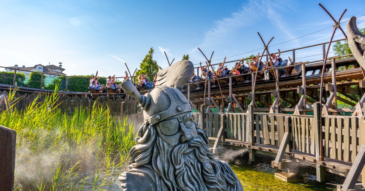 europa_park's tweet image. Du suchst den ultimativen Geschwindigkeitsrausch? 💨 Wir geben ihn dir! Aus 40 Metern Höhe bretterst du auf #WODAN über eine mehr als einen Kilometer lange Strecke. Unsere rasante #Holzachterbahn lässt keine Zeit für Verschnaufpausen! 🎢