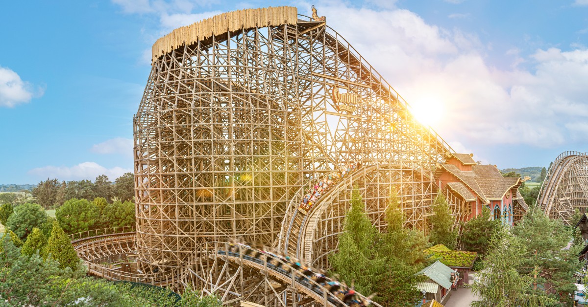 europa_park's tweet image. Du suchst den ultimativen Geschwindigkeitsrausch? 💨 Wir geben ihn dir! Aus 40 Metern Höhe bretterst du auf #WODAN über eine mehr als einen Kilometer lange Strecke. Unsere rasante #Holzachterbahn lässt keine Zeit für Verschnaufpausen! 🎢