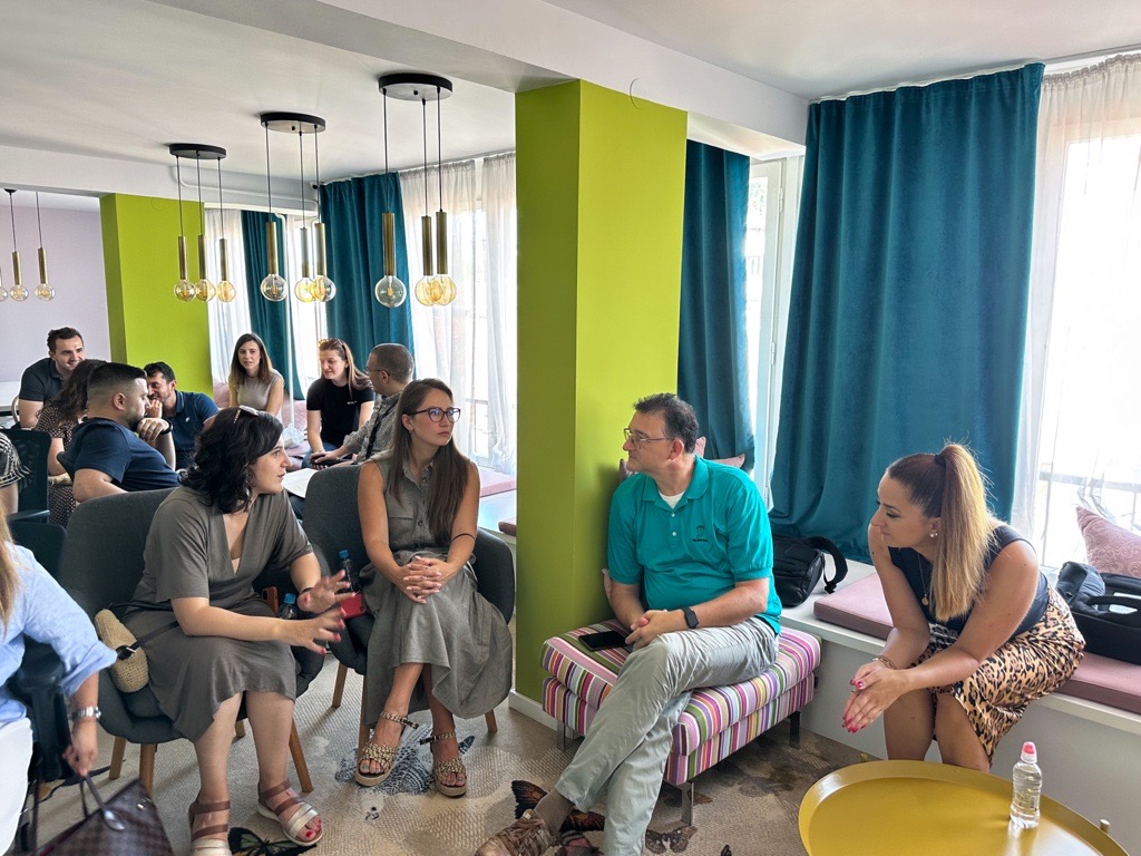 APIknowsIT's tweet photo. 🎓 Our #AcademyofExcellence concluded its enriching "Decision Making" module with Larisa Halilovic!
During this thought-provoking session we explored communication's impact, vital steps, influencing factors and evaluating outcomes.🔄
#CreatingExcellence #APknowsIT https://t.co/jowXZUhqRu