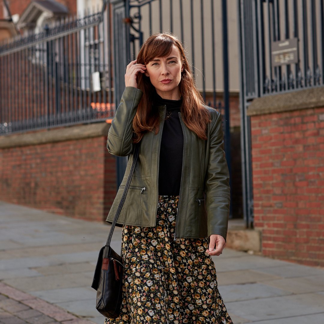 Fabulous florals! Pair your leather jacket with a floral skirt or shirt to soften the look.
Find your ideal leather jacket today: bit.ly/3DzoyJf 

#LeatherJacketFit #FloralFashion #SummerFashion