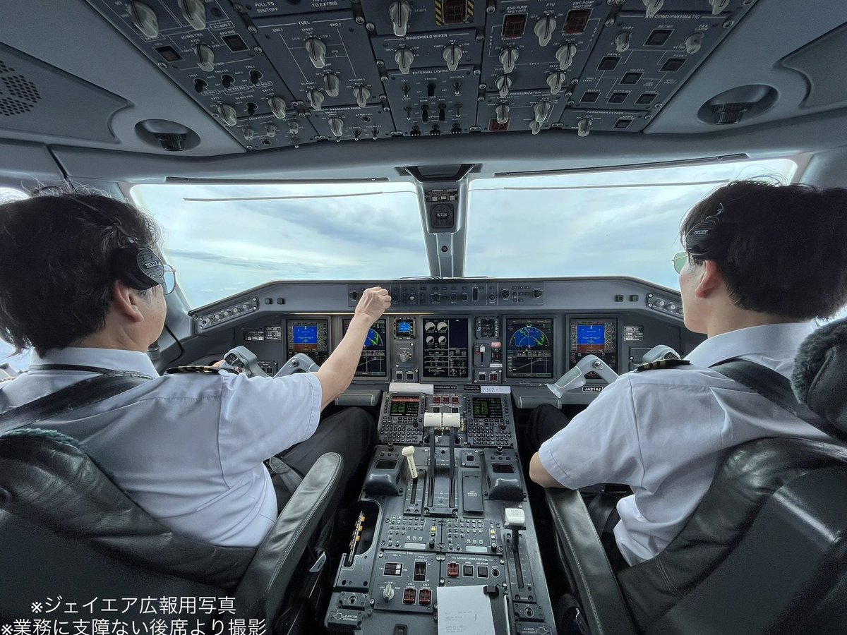 JAIR_officialjp's tweet photo. 機長Tです
まだジェイエアに2機のプロペラ機しかなかった
頃から在籍
#JS31 → #CRJ → #ERJ
とジェイエアの成長を見てきました
会社の変遷を知る、古参の加齢運航乗務員と
なった私ですが、後進のため、社会のため
最後まで安全運航に努めたいと思っています
#残り1年余の飛行人生 https://t.co/ZabU0EenbS