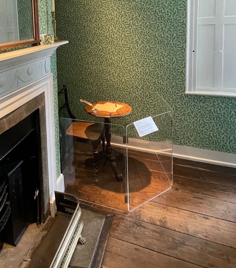 En esta mesa con sillita escribió Jane Austen todas sus novelas. Y tú necesitas un escritorio de 1,5 metros y una silla ergonómica.