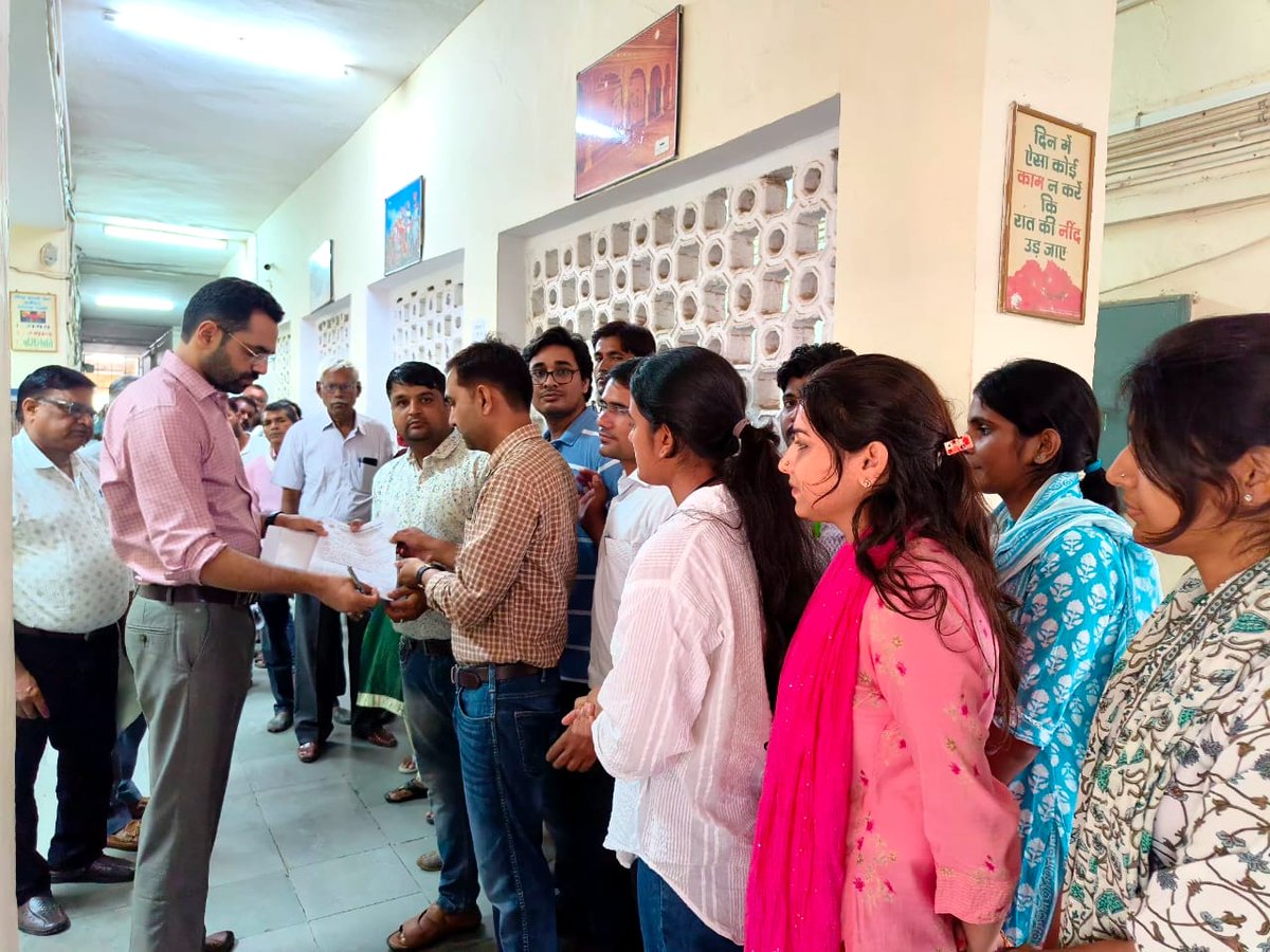 Today Power Engineer's association of Dausa given the memo of District Collector  Dausa for pay anomaly solutions of Engineers.....

#JEn_Ekta_Jindabad