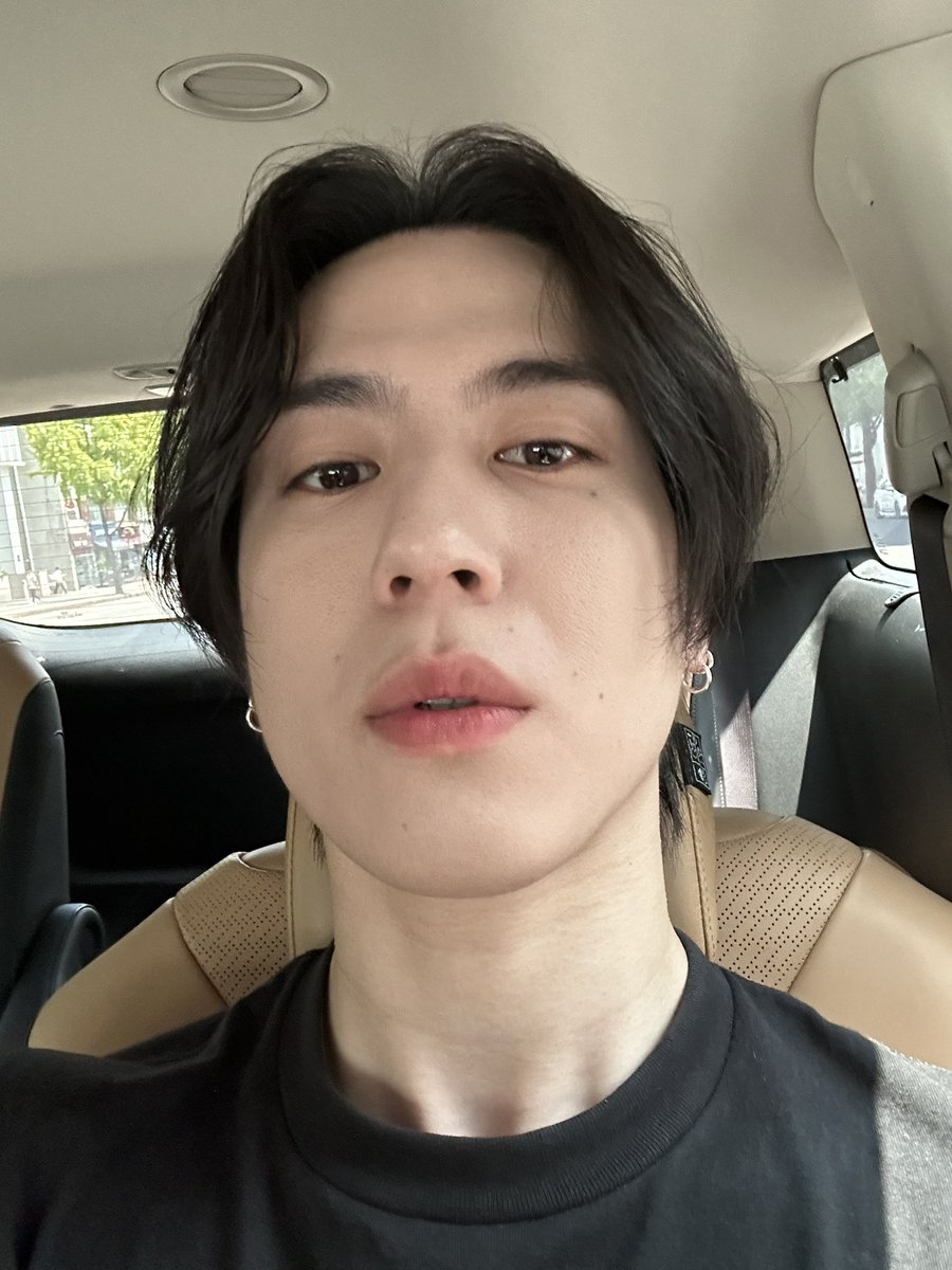 yugyeom's tweet photo. ✌️✌️✌️🐥 https://t.co/MLtmBCo2Y5