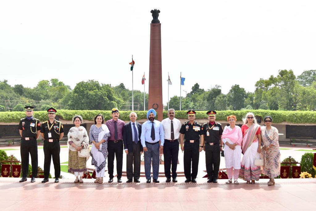 salute2soldier's tweet image. Espirit-de-corps keeps the #regimental affiliation alive. #Veterans &amp;amp; serving officers of 18 #DOGRA  honoured the ultimate sacrifice of Major Sandeep Shankla, #Ashok Chakra on his #Balidaan Diwas  including comrades-in-arms in a solemn ceremony at #NationalWarMemorial.