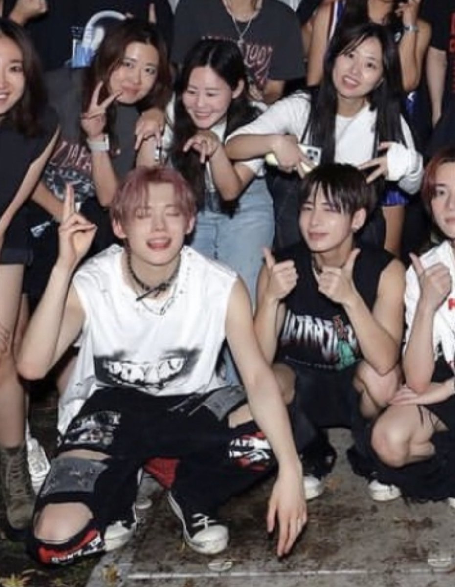 txtarchivee's tweet image. nyangnyangz and their cat ears 🐱