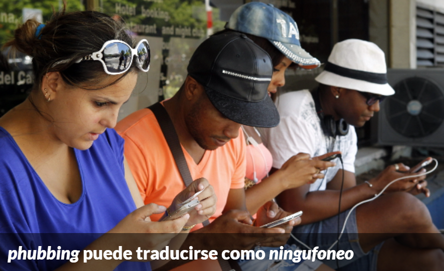 Fundeu's tweet photo. «Ningufoneo» es una alternativa válida a «phubbing» para aludir al hecho de que una persona solo preste atención a un dispositivo móvil sin hacer caso de su entorno, en especial a las personas que la rodean. #recoFundéu 

https://t.co/Hhfb9D9o97 https://t.co/i0duKvZn93