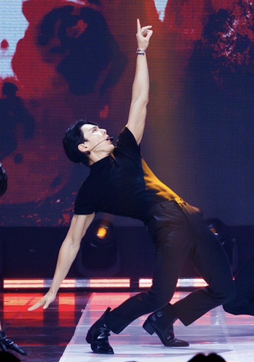 니트에 복근이 비쳐보이는게 존나 짱인거같음..