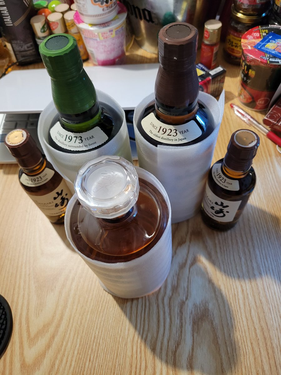 chupacabra827's tweet photo. 朝に山崎ミニボトル買えてラッキーと思ってたらまさかの帰り道に山崎、白州、響が各1本までで売られてて即買い。くそついてる。誰か飲も、山崎飲も。 https://t.co/l1skjYyoJe