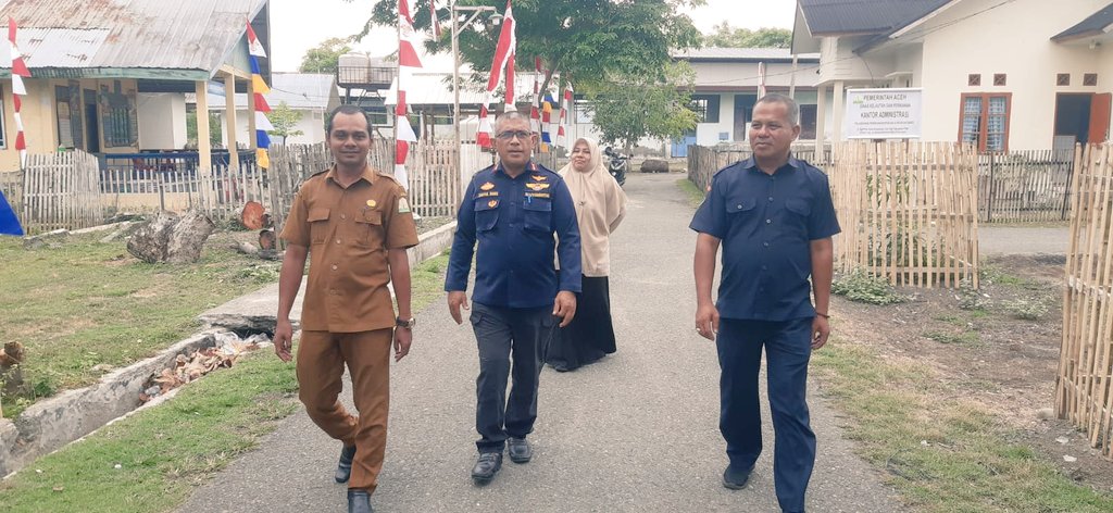 kualapeukanbaro's tweet photo. #Sahabatbahari (Selasa,08/08/2023) Kunjungan kerja kepala Kantor Kesehatan Pelabuhan (KKP) Kelas III Lhokseumawe ke PP. @kualapeukanbaro dalam rangka memantau perkembangan kerja sama lingkup kekarantinaan kesehatan pelabuhan.
@DkpAceh @alimanselian @humasaceh @KarnandaMirza https://t.co/bAa2cfnbCF