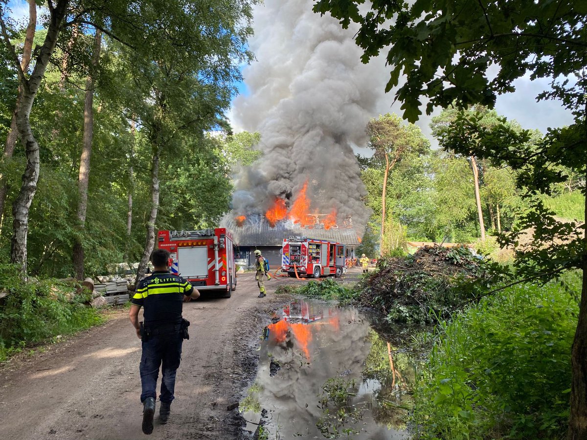 BrandweerMRNMRB's tweet photo. 🚨Uitruk: 45
📆07-08-2023 ⏰18:05 uur
📟 P 1 BR (Middelbrand) bijgebouw Camping Laag Kanje Laan van Laag Kanje Maarn
🚒 095434(TS) 095444(CCFM) 095431(TS) 095474(HV)
 ℹ️ Uitgerukt voor een schuur van 10x15 op @DroomParken_nws Laag Kanje. Met ondersteuning van @BrwWoudenberg 1/2 https://t.co/jI3ZyEEv7T