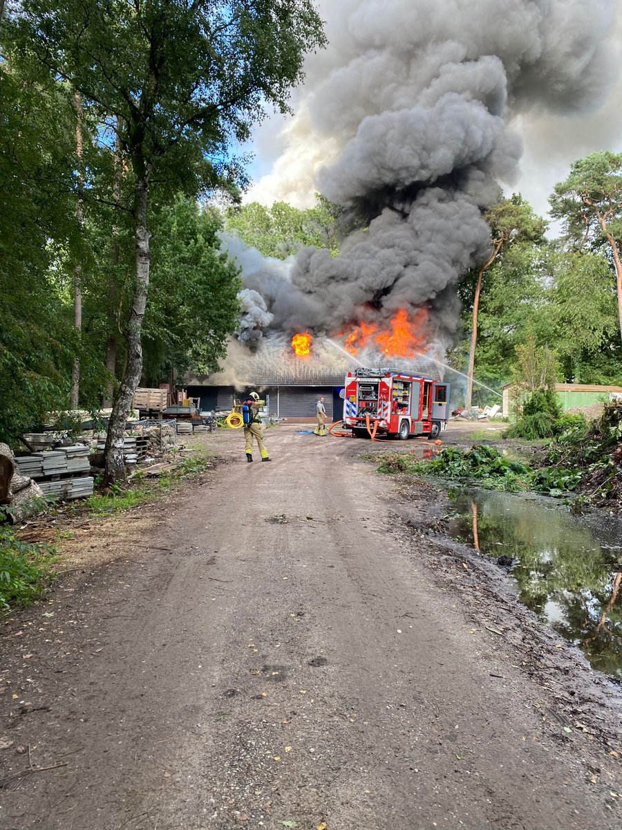 BrandweerMRNMRB's tweet photo. 🚨Uitruk: 45
📆07-08-2023 ⏰18:05 uur
📟 P 1 BR (Middelbrand) bijgebouw Camping Laag Kanje Laan van Laag Kanje Maarn
🚒 095434(TS) 095444(CCFM) 095431(TS) 095474(HV)
 ℹ️ Uitgerukt voor een schuur van 10x15 op @DroomParken_nws Laag Kanje. Met ondersteuning van @BrwWoudenberg 1/2 https://t.co/jI3ZyEEv7T