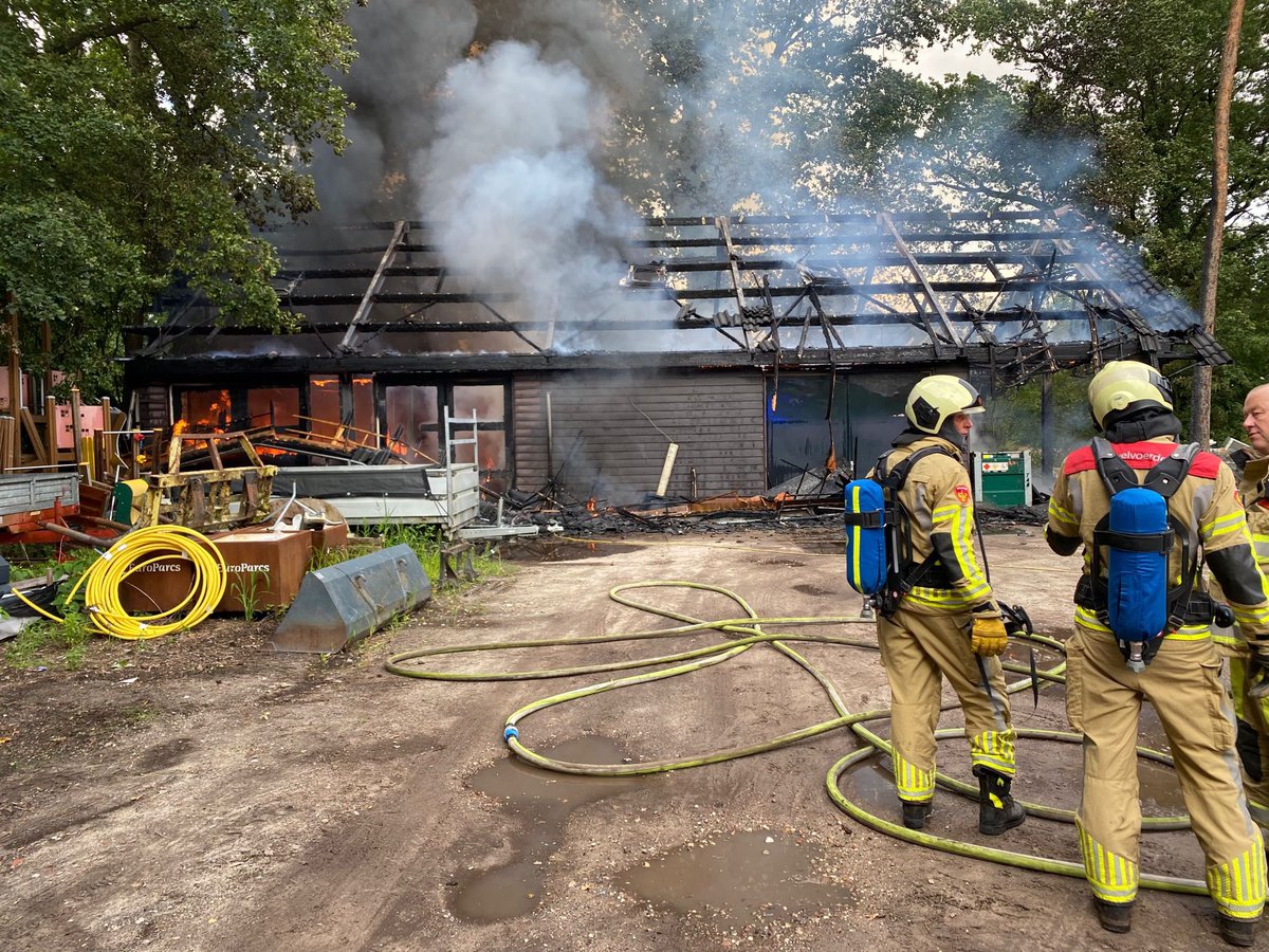 BrandweerMRNMRB's tweet photo. 🚨Uitruk: 45
📆07-08-2023 ⏰18:05 uur
📟 P 1 BR (Middelbrand) bijgebouw Camping Laag Kanje Laan van Laag Kanje Maarn
🚒 095434(TS) 095444(CCFM) 095431(TS) 095474(HV)
 ℹ️ Uitgerukt voor een schuur van 10x15 op @DroomParken_nws Laag Kanje. Met ondersteuning van @BrwWoudenberg 1/2 https://t.co/jI3ZyEEv7T