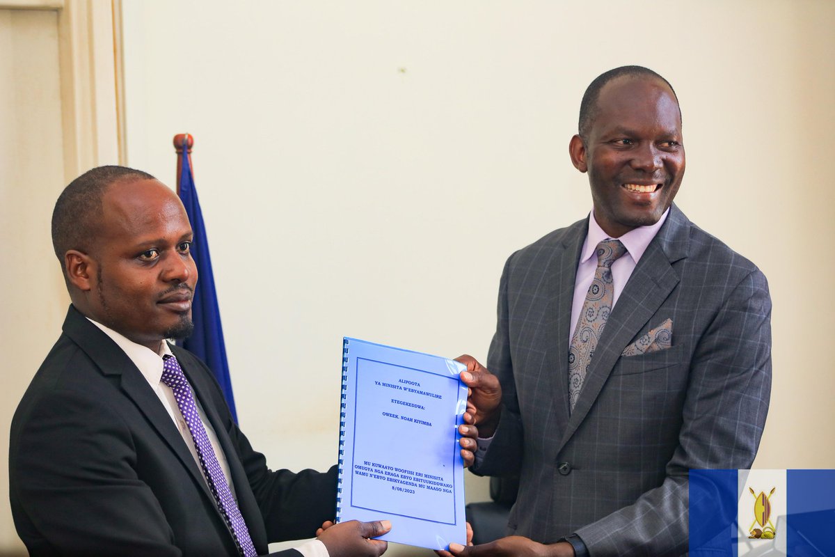 BugandaKingdom_'s tweet photo. Minisita omuggya ow'amawulire era Omwogezi w’Obwakabaka n'okukunga abantu ba Kabaka, Oweek Israel Kazibwe Kitooke, akwasiddwa Woofiisi mu butongole era kati yemwogezi w’Obwakabaka omujjuvu. https://t.co/5K8NVyDGsp