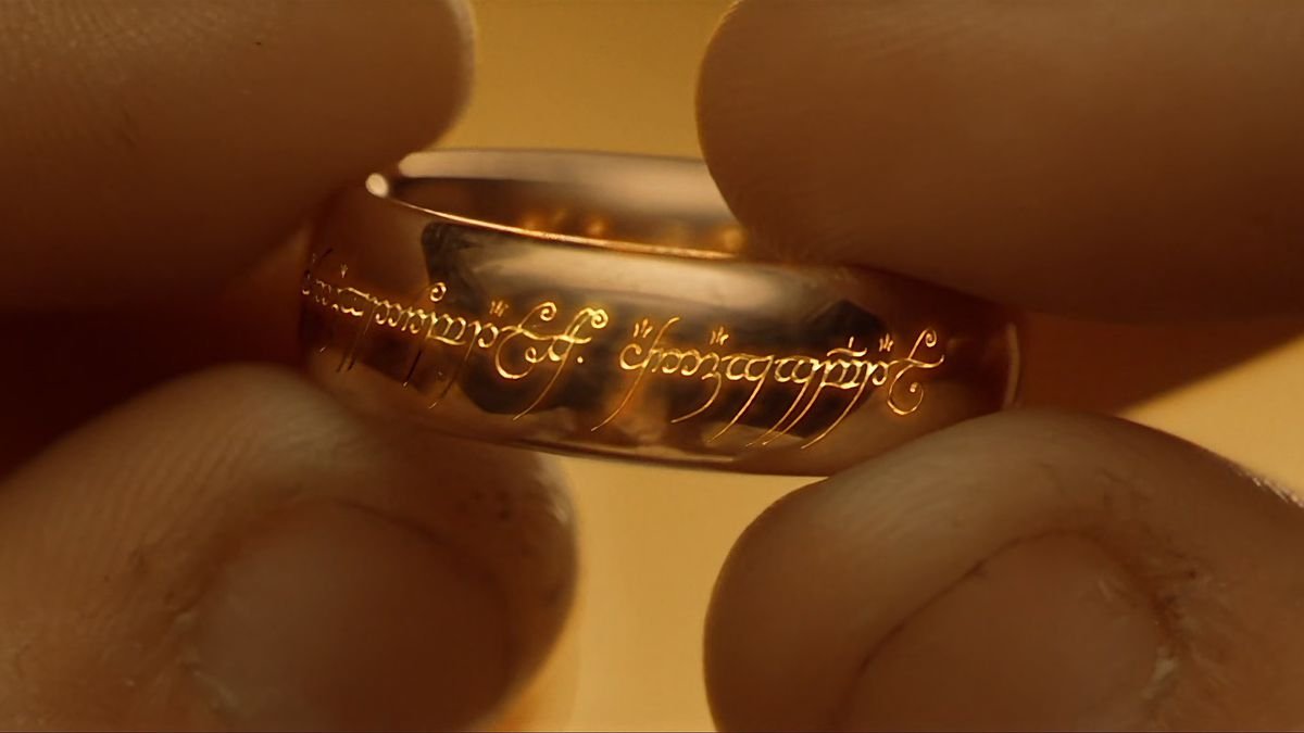 EruThingol's tweet photo. Ash nazg durbatulûk, ash nazg gimbatul, ash nazg thrakatulûk agh burzum-ishi krimpatul. 
Son las inscripciones que aparecen en el anillo único en lengua negra que traducido revela una de las citas más famosas del anillo:
"Un Anillo para gobernarlos a todos. Un Anillo para encontrarlos, un Anillo para atraerlos a todos y atarlos en las tinieblas."