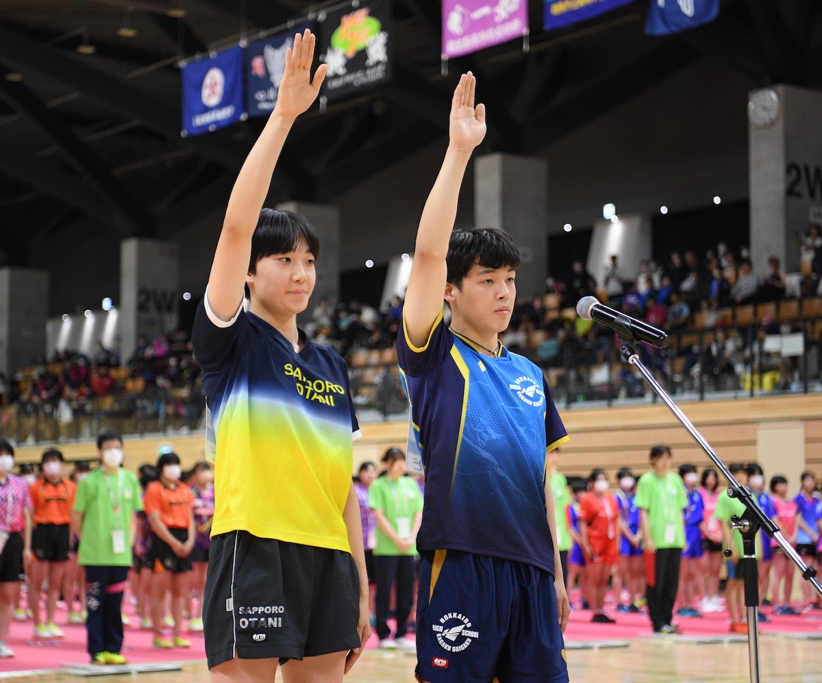 nittaku_news's tweet photo. 第92回全国高等学校卓球選手権大会（インターハイ）の開会式が行われました。

太田虎徹（北科大）、岡るる（札幌大谷）の2名が、選手宣誓を行いました。

#Nittaku #卓球 #インターハイ https://t.co/2Kmh4vx61U