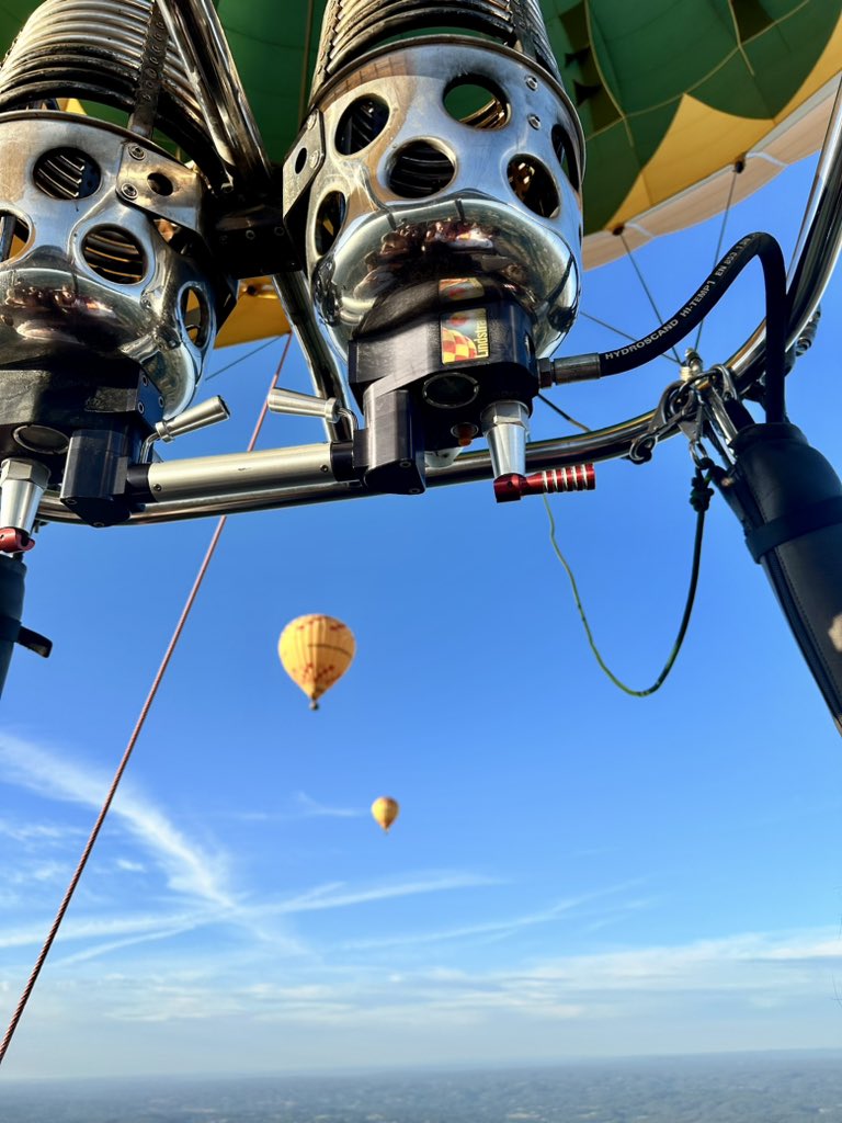 helen_m_oc's tweet photo. Montgolfières du Périgord

#blueskies #travel #hotairballoon #balloonflight #flight #dordogne #LaRoqueGagaec #perigord #france https://t.co/yTpGXn0hzb