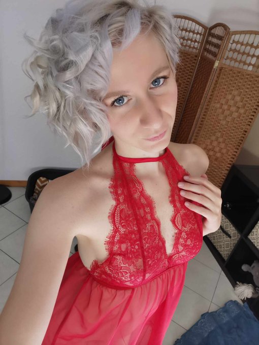 Premier live de la journ&eacute;e! Je vous attends :D https://t.co/3419yxu4Ne<a href="/tag/happybirthday"class="tags"><span>#happybirthday</span></a><a href="/tag/tds"class="tags"><span>#tds</span></a><a href="/tag/camgirl"class="tags"><span>#camgirl</span></a>