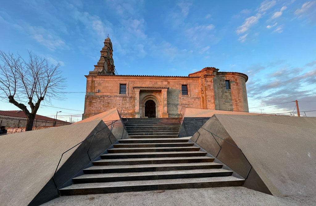 FundacionSMLRPH's tweet photo. Viajamos hasta #Forfoleda en #Salamanca para contaros la intervención realizada en un templo de origen #románico: la iglesia de Santo Tomás, dentro del Plan #RománicoAtlántico, promovido por la @jcyl y la Fundación @iberdrola España: https://t.co/8iwc4KS7KG⛪️ https://t.co/Aa0hynEzoG