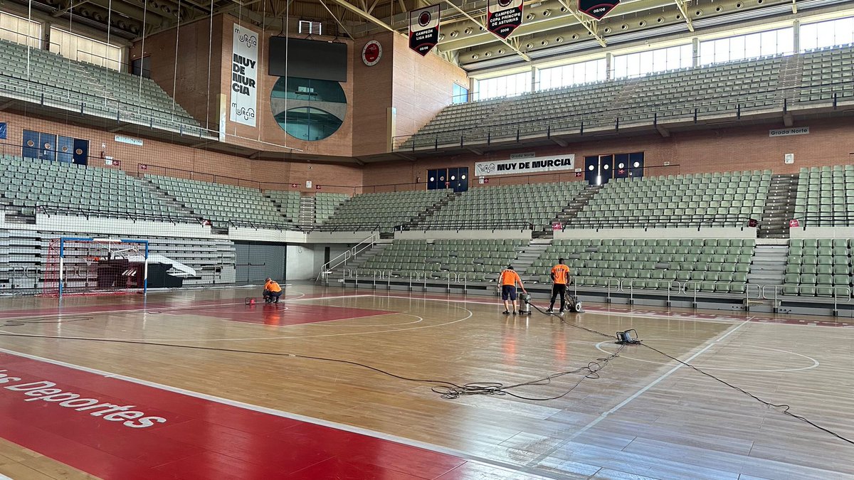 🏀Puesta a punto del Palacio de Deportes que acogerá la #supercopaendesa de la <a href="/ACBCOM/">Liga Endesa</a>.

Arrancan los trabajos para la adecuación de la pista. 

⛹️‍♂️Murcia será la capital nacional del baloncesto los días 16 y 17 de septiembre.