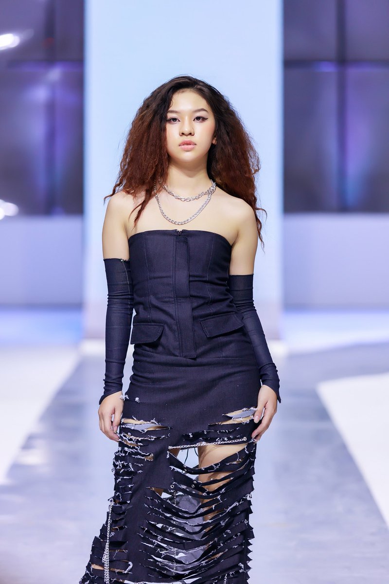 CrystalNguyen09's tweet photo. Viet Nam Art Exhibition &amp; Fashion Runway Show on a great success.

Model :  #NguyenNhatAnhMinh
#ModelNguyễnNhậtÁnhMinh
#ÁnhMinh  #CrystalNguyen09
#Fashion  #MODEL  #Fashionshow 
#VietnamExhibitionFashionRunway  #Fashionrunway #runwaymodel  #runwayshow https://t.co/J039qbsG8Y