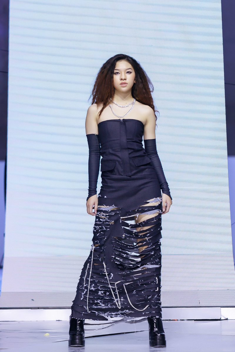 CrystalNguyen09's tweet photo. Viet Nam Art Exhibition &amp; Fashion Runway Show on a great success.

Model :  #NguyenNhatAnhMinh
#ModelNguyễnNhậtÁnhMinh
#ÁnhMinh  #CrystalNguyen09
#Fashion  #MODEL  #Fashionshow 
#VietnamExhibitionFashionRunway  #Fashionrunway #runwaymodel  #runwayshow https://t.co/J039qbsG8Y