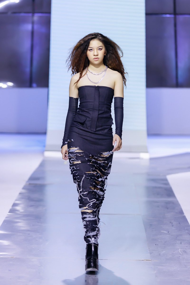 CrystalNguyen09's tweet photo. Viet Nam Art Exhibition &amp; Fashion Runway Show on a great success.

Model :  #NguyenNhatAnhMinh
#ModelNguyễnNhậtÁnhMinh
#ÁnhMinh  #CrystalNguyen09
#Fashion  #MODEL  #Fashionshow 
#VietnamExhibitionFashionRunway  #Fashionrunway #runwaymodel  #runwayshow https://t.co/J039qbsG8Y