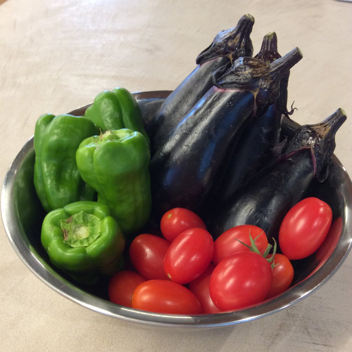 arbo_kitchen's tweet photo. 本日のメニューはポークカレーです！

寄付でたくさんの野菜をいただき、美味しい夏野菜カレーになりました😄
ご支援ありがとうございました。

#こども食堂 #アルボキッチン #クラシスホーム #孤食をなくそう #子ども食堂ネットワーク #フードパントリー #子ども食堂を応援したい https://t.co/fF8UPxaUWz