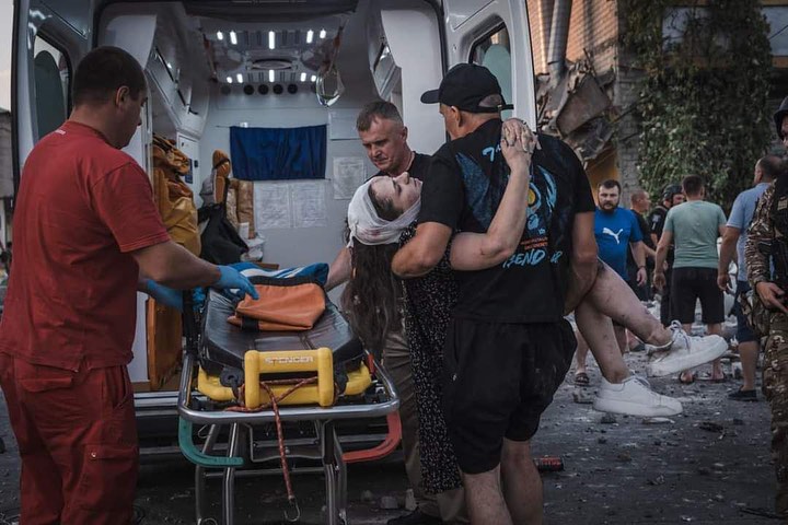 lenaUA's tweet photo. Seven people have been killed. Number of wounded rises to 67. This is the aftermath of the missile attack in Pokrovsk, Ukraine.
"Very important military target" that Russia attacked this time is on the photo.
It was an ordinary residential building.
Now it's a pile of rubble.
💔🇺🇦
